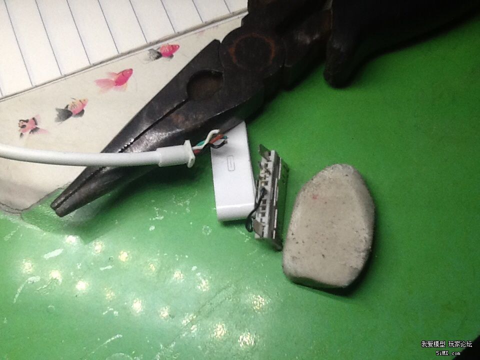 求助苹果充电器线头掉了怎么焊接啊