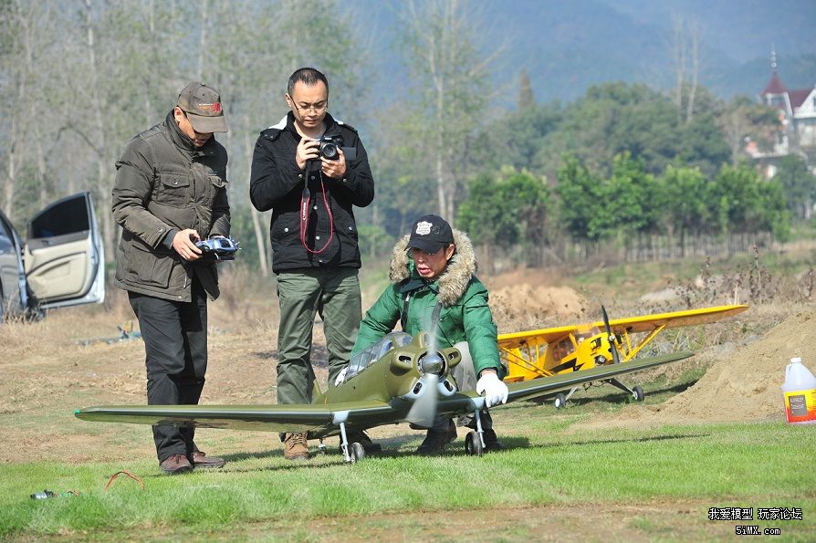 翼展2米6搭载5缸引擎初教5 首飞成功,2楼完美降落视频