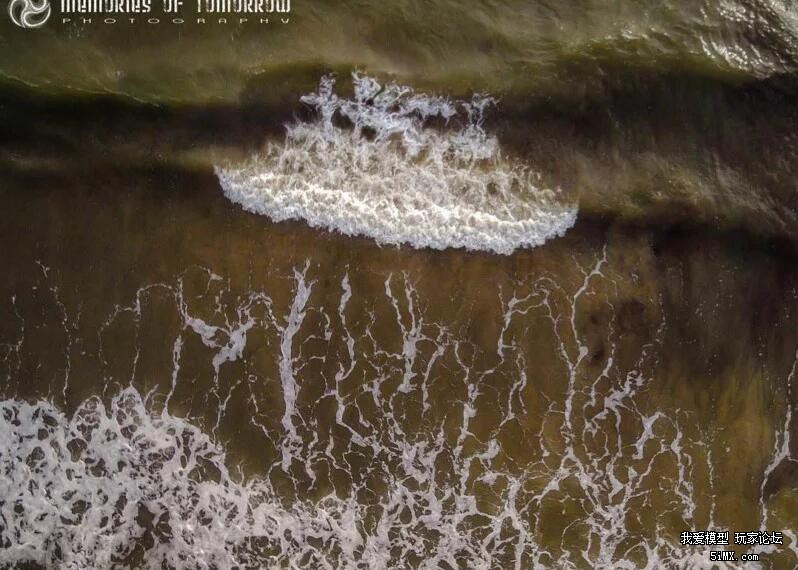 摄影师用麻二无人机捕捉到海浪画面，居然〖是这么震撼的画面！