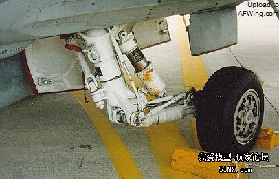 f-18 结构独特的跪式主起落架