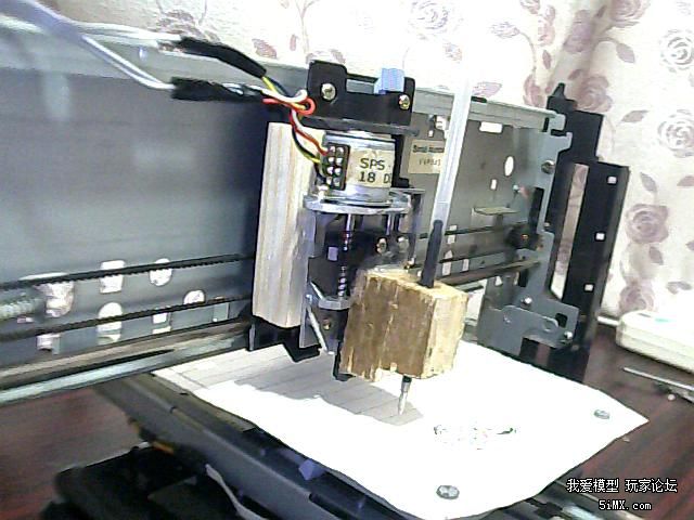 用废弃的喷墨打印机机架制作了个雕刻机(看相不怎么地)